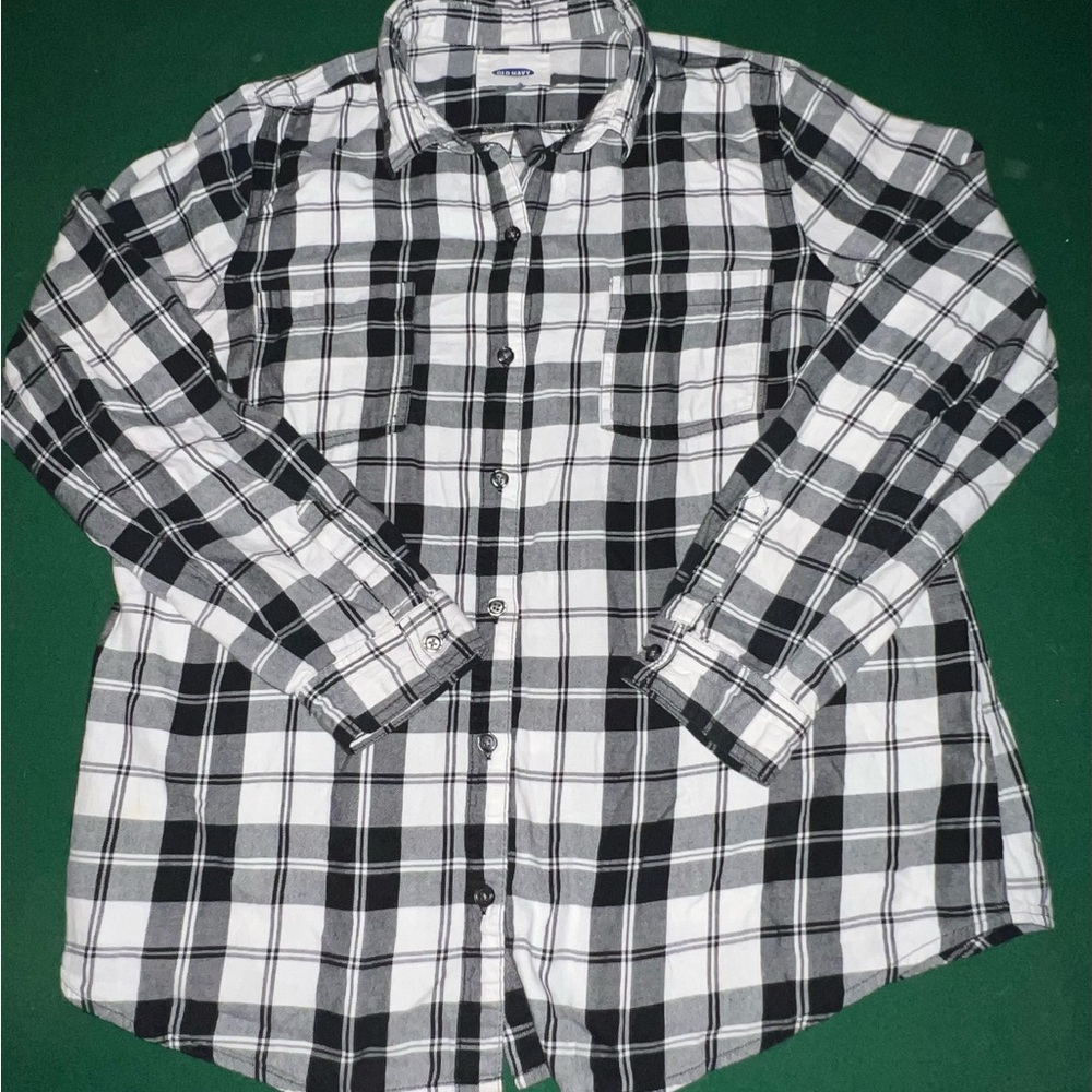 Old Navy black/white plaid long sleeved size L button down shirt